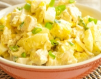 Тёплый салат с курицей и ананасами